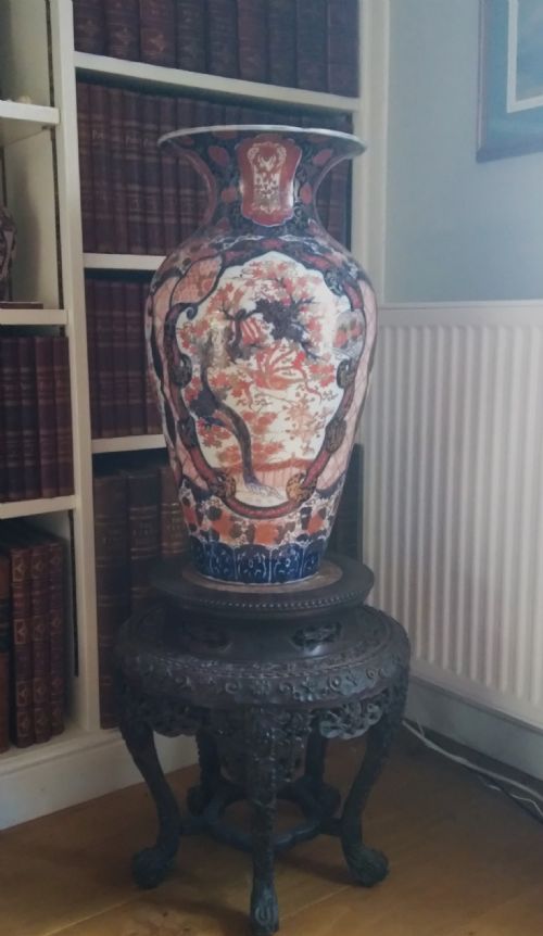 LARGE IMARI VASE ON STAND - ADDITIONAL PHOTO 1