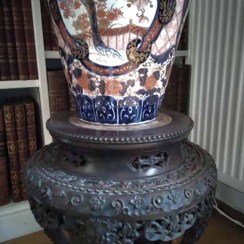 LARGE IMARI VASE ON STAND - ADDITIONAL PHOTO 3