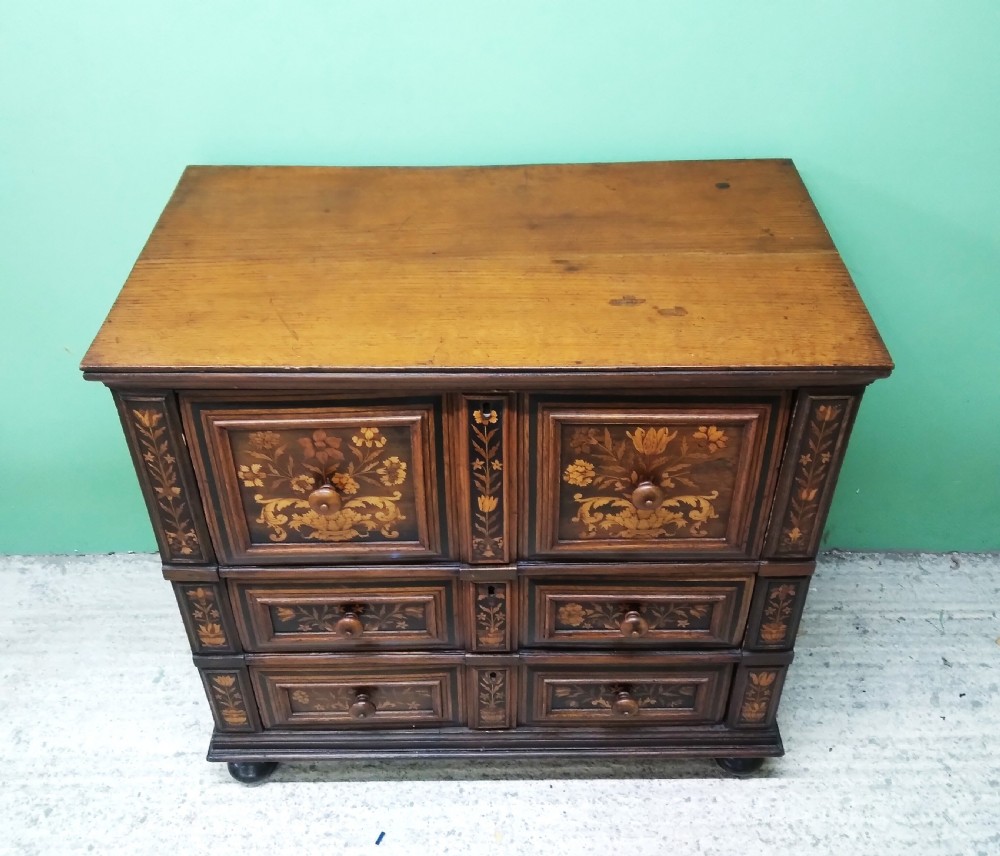 Marquetry chest 17th century View VII