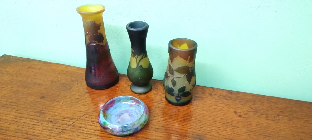 ART GLASS 3 VASES  AND  1 COLOURED BOWL View II