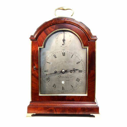 A VERGE ESCAPEMENT BRACKET CLOCK IN A TRIPLE PAD BREAKARCH MAHOGANY CASE BY JABEZ SMITH OF LONDON CIRCA 1790 - ADDITIONAL PHOTO 2
