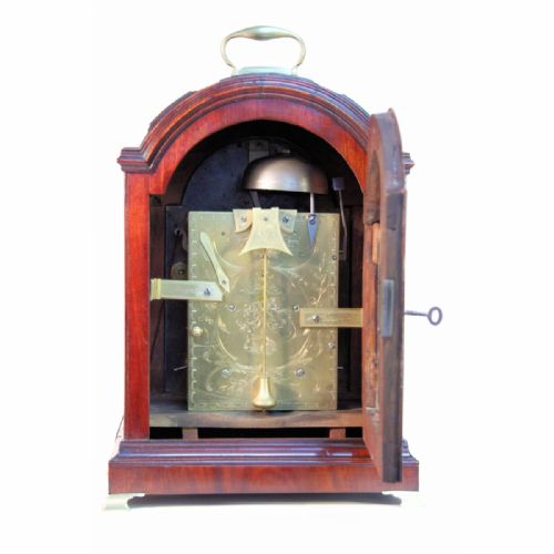 A VERGE ESCAPEMENT BRACKET CLOCK IN A TRIPLE PAD BREAKARCH MAHOGANY CASE BY JABEZ SMITH OF LONDON CIRCA 1790 - ADDITIONAL PHOTO 3