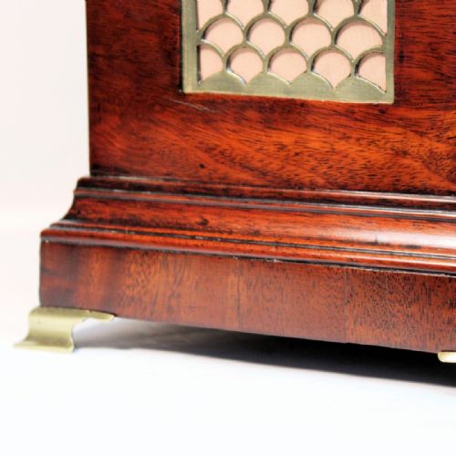 A VERGE ESCAPEMENT BRACKET CLOCK IN A TRIPLE PAD BREAKARCH MAHOGANY CASE BY JABEZ SMITH OF LONDON CIRCA 1790 - ADDITIONAL PHOTO 4