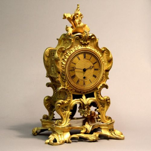 AN ENGLISH ROCOCO STYLE MANTEL CLOCK WITH FUSEE MOVEMENT AND AN ORMOLU CASE BY JOHN PETERKIN CIRCA 1820 - ADDITIONAL PHOTO 3