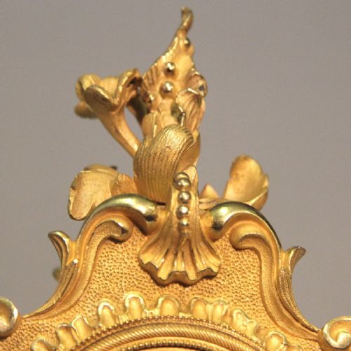 AN ENGLISH ROCOCO STYLE MANTEL CLOCK WITH FUSEE MOVEMENT AND AN ORMOLU CASE BY JOHN PETERKIN CIRCA 1820 - ADDITIONAL PHOTO 4