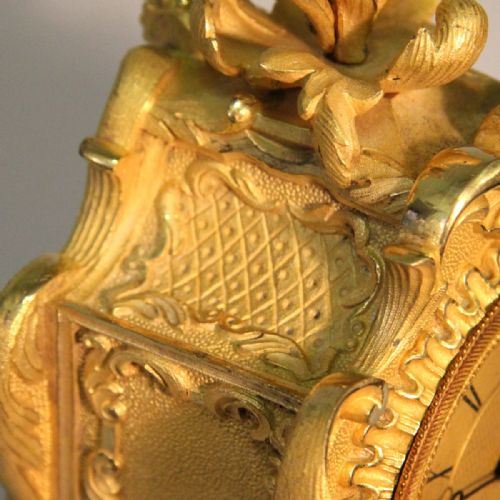 AN ENGLISH ROCOCO STYLE MANTEL CLOCK WITH FUSEE MOVEMENT AND AN ORMOLU CASE BY JOHN PETERKIN CIRCA 1820 - ADDITIONAL PHOTO 5