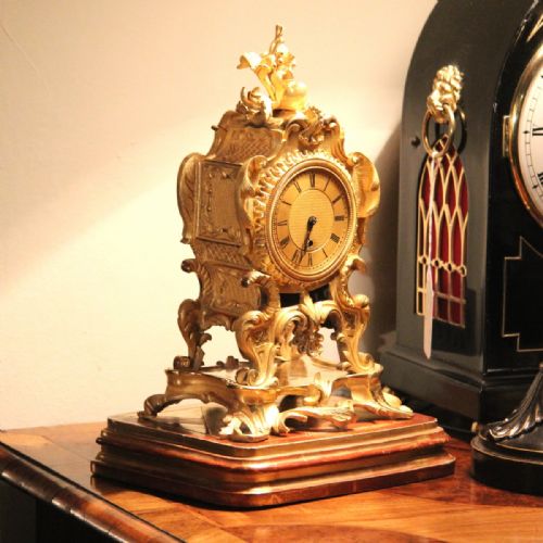 AN ENGLISH ROCOCO STYLE MANTEL CLOCK WITH FUSEE MOVEMENT AND AN ORMOLU CASE BY JOHN PETERKIN CIRCA 1820 - ADDITIONAL PHOTO 7