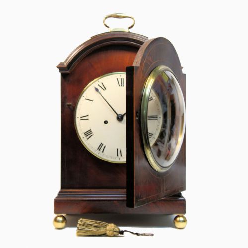A 19TH CENTURY BREAKARCH BRACKET CLOCK WITH A CIRCULAR DIAL MAHOGANY CASE CIRCA 1810 - ADDITIONAL PHOTO 1