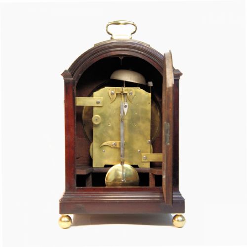 A 19TH CENTURY BREAKARCH BRACKET CLOCK WITH A CIRCULAR DIAL MAHOGANY CASE CIRCA 1810 - ADDITIONAL PHOTO 6