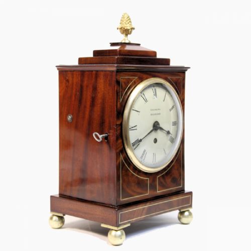 A SMALL MAHOGANY LATE GEORGIAN CHAMFERTOP TABLE CLOCK WITH A FUSEE TIMEPIECE MOVEMENT CIRCA 1835 - ADDITIONAL PHOTO 3