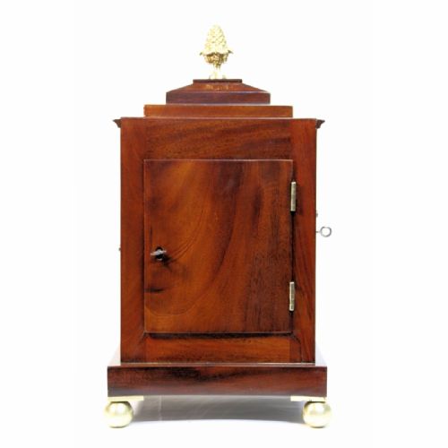 A SMALL MAHOGANY LATE GEORGIAN CHAMFERTOP TABLE CLOCK WITH A FUSEE TIMEPIECE MOVEMENT CIRCA 1835 - ADDITIONAL PHOTO 4