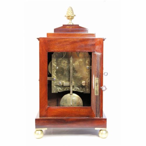 A SMALL MAHOGANY LATE GEORGIAN CHAMFERTOP TABLE CLOCK WITH A FUSEE TIMEPIECE MOVEMENT CIRCA 1835 - ADDITIONAL PHOTO 5