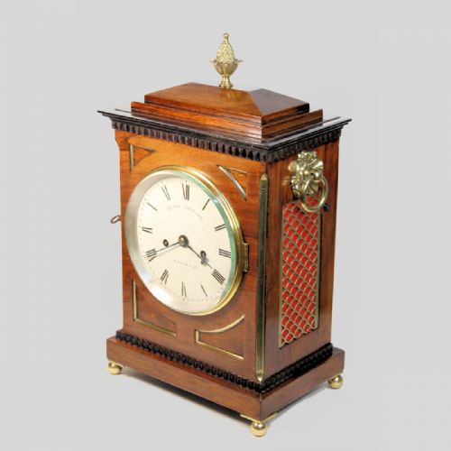 A SMALL CHAMFER TOP STRIKING BRACKET CLOCK IN A ROSEWOOD CASE BY HENRY ARCHARD LONDON CIRCA 1860 - ADDITIONAL PHOTO 4
