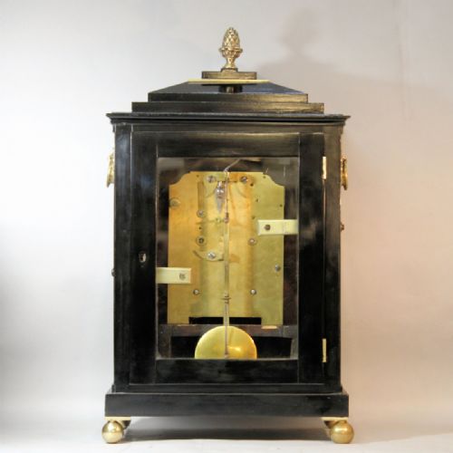 A REGENCY PERIOD ENGLISH CHAMFER TOP BRACKET CLOCK IN AN EBONISED CASE CIRCA 1820 - ADDITIONAL PHOTO 5