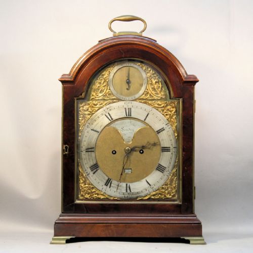A VERGE ESCAPEMENT QUARTER CHIMING GEORGIAN BRACKET CLOCK BY GRAVELL TOLKIEN LONDON CIRCA 1800 - ADDITIONAL PHOTO 2