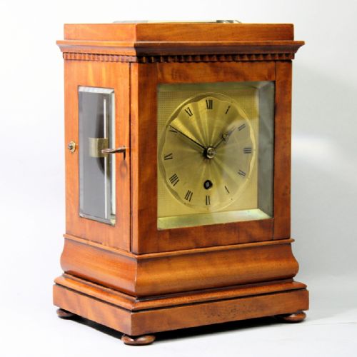 ENGLISH 5 GLASS SATINWOOD LIBRARY CLOCK WITH A CHAIN FUSEE MOVEMENT AND ENGINE TURNED GILDED DIAL CIRCA 1850 - ADDITIONAL PHOTO 2