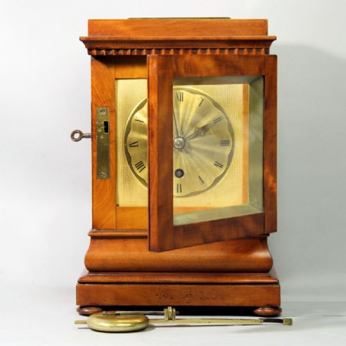 ENGLISH 5 GLASS SATINWOOD LIBRARY CLOCK WITH A CHAIN FUSEE MOVEMENT AND ENGINE TURNED GILDED DIAL CIRCA 1850 - ADDITIONAL PHOTO 3