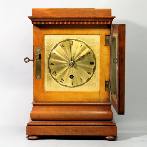 ENGLISH 5 GLASS SATINWOOD LIBRARY CLOCK WITH A CHAIN FUSEE MOVEMENT AND ENGINE TURNED GILDED DIAL CIRCA 1850 - ADDITIONAL PHOTO 4