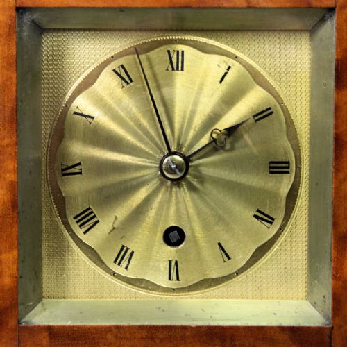 ENGLISH 5 GLASS SATINWOOD LIBRARY CLOCK WITH A CHAIN FUSEE MOVEMENT AND ENGINE TURNED GILDED DIAL CIRCA 1850 - ADDITIONAL PHOTO 5