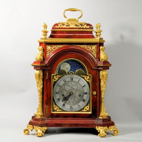 VERY SMALL TORTOISESHELL BRACKET CLOCK EMBELLISHED WITH GILDED MOUNTS AND HAVING A GOOD MOVEMENTCIRCA 1890 - ADDITIONAL PHOTO 1