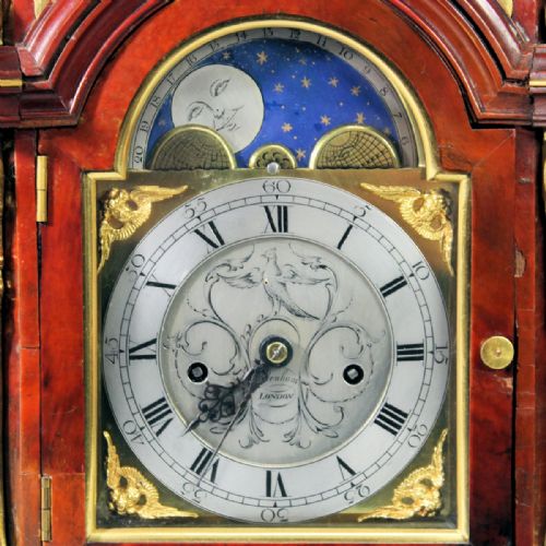 VERY SMALL TORTOISESHELL BRACKET CLOCK EMBELLISHED WITH GILDED MOUNTS AND HAVING A GOOD MOVEMENTCIRCA 1890 - ADDITIONAL PHOTO 2