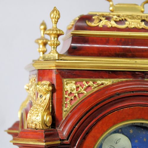 VERY SMALL TORTOISESHELL BRACKET CLOCK EMBELLISHED WITH GILDED MOUNTS AND HAVING A GOOD MOVEMENTCIRCA 1890 - ADDITIONAL PHOTO 3