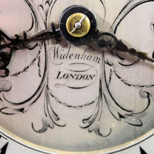 VERY SMALL TORTOISESHELL BRACKET CLOCK EMBELLISHED WITH GILDED MOUNTS AND HAVING A GOOD MOVEMENTCIRCA 1890 - ADDITIONAL PHOTO 4