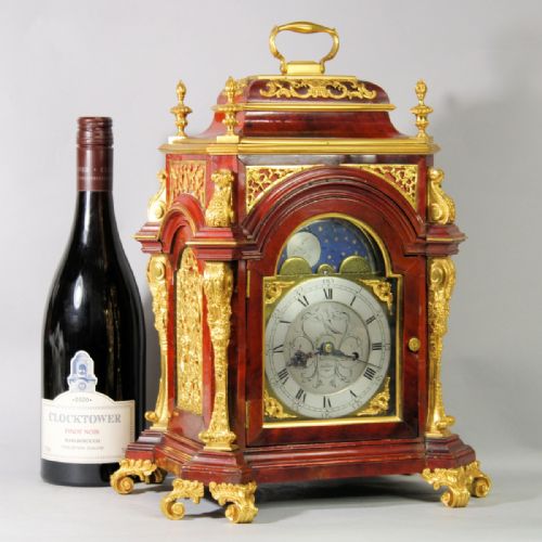 VERY SMALL TORTOISESHELL BRACKET CLOCK EMBELLISHED WITH GILDED MOUNTS AND HAVING A GOOD MOVEMENTCIRCA 1890 - ADDITIONAL PHOTO 5