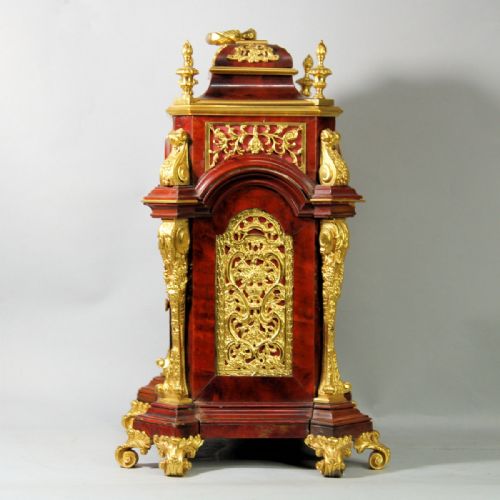 VERY SMALL TORTOISESHELL BRACKET CLOCK EMBELLISHED WITH GILDED MOUNTS AND HAVING A GOOD MOVEMENTCIRCA 1890 - ADDITIONAL PHOTO 8