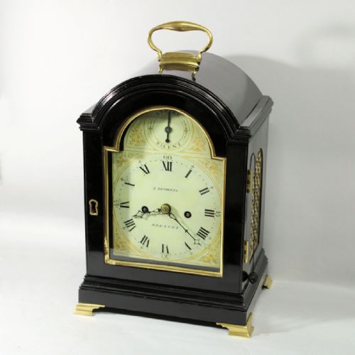A SMALL FUSEE STRIKING BRACKET CLOCK IN A BREAKARCH EBONISED CASECIRCA 1800 - ADDITIONAL PHOTO 2