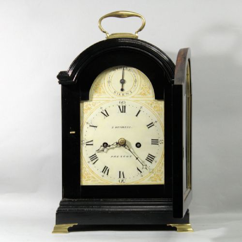 A SMALL FUSEE STRIKING BRACKET CLOCK IN A BREAKARCH EBONISED CASECIRCA 1800 - ADDITIONAL PHOTO 4