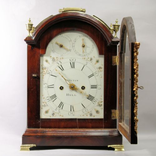 VERGE ESCAPEMENT BRACKET CLOCK WITH A MAHOGANY TRIPLEPAD TOP CASE AND PAINTED DIAL BY JOSEPH DENTON OF HULLCIRCA 1810 - ADDITIONAL PHOTO 3