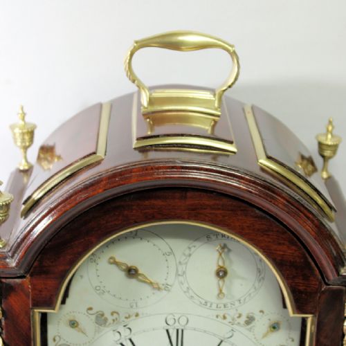 VERGE ESCAPEMENT BRACKET CLOCK WITH A MAHOGANY TRIPLEPAD TOP CASE AND PAINTED DIAL BY JOSEPH DENTON OF HULLCIRCA 1810 - ADDITIONAL PHOTO 4