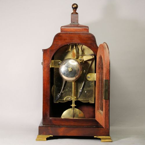 VERY SMALL DOUBLE FUSEE STRIKING BRACKET OR MANTEL CLOCK IN AN INLAID MAHOGANY CASECIRCA 1810 - ADDITIONAL PHOTO 4