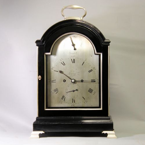 VERGE ESCAPEMENT BRACKET CLOCK WITH SILVERED DIAL AND IN AN EBONISED BREAKARCH CASECIRCA 1790 - ADDITIONAL PHOTO 1