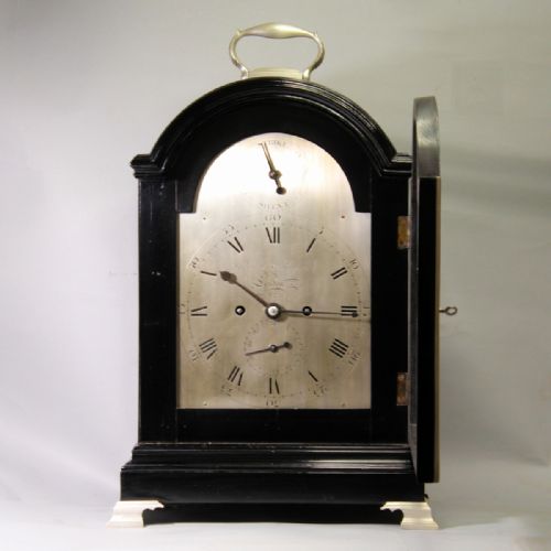 VERGE ESCAPEMENT BRACKET CLOCK WITH SILVERED DIAL AND IN AN EBONISED BREAKARCH CASECIRCA 1790 - ADDITIONAL PHOTO 2
