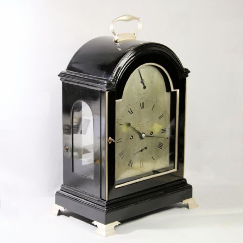 VERGE ESCAPEMENT BRACKET CLOCK WITH SILVERED DIAL AND IN AN EBONISED BREAKARCH CASECIRCA 1790 - ADDITIONAL PHOTO 5