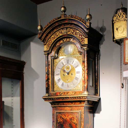 A RED TORTOISESHELL LACQUER CHINOISERIE LONGCASE CLOCK BY JOHN WOSTER OF LONDON LONG CASECIRCA 1720 - ADDITIONAL PHOTO 1