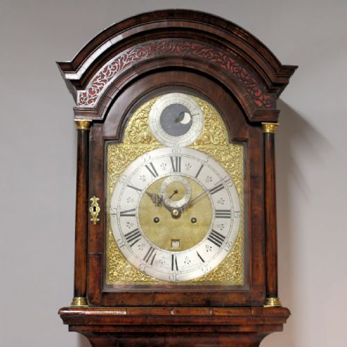A GOOD WALNUT CASED 8 DAY MOONPHASE ENGLISH LONGCASE CLOCK BY THOMAS VERNON LONDON LONG CASECIRCA 1725 - ADDITIONAL PHOTO 5