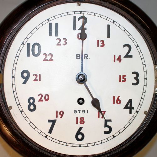 RAILWAY 8 DIAL ENGLISH FUSEE WALL CLOCK IN A MAHOGANY CASE CIRCA 1880 - ADDITIONAL PHOTO 6