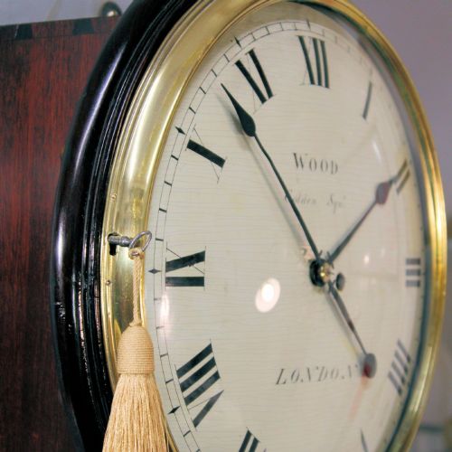 EARLY ENGLISH FUSEE DIAL CLOCK WITH A WOODEN CONVEX DIAL AND SHERATON STYLE BEZEL CIRCA 1820 - ADDITIONAL PHOTO 5