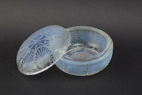 Rene Lalique Opalescent Coquilles Box