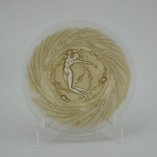 Rene Lalique Une Figurine Et Fleurs Plate