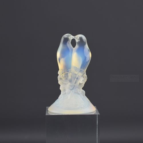 Rene Lalique Deux Tourterelles Opalescent Glass Paperweight C1935