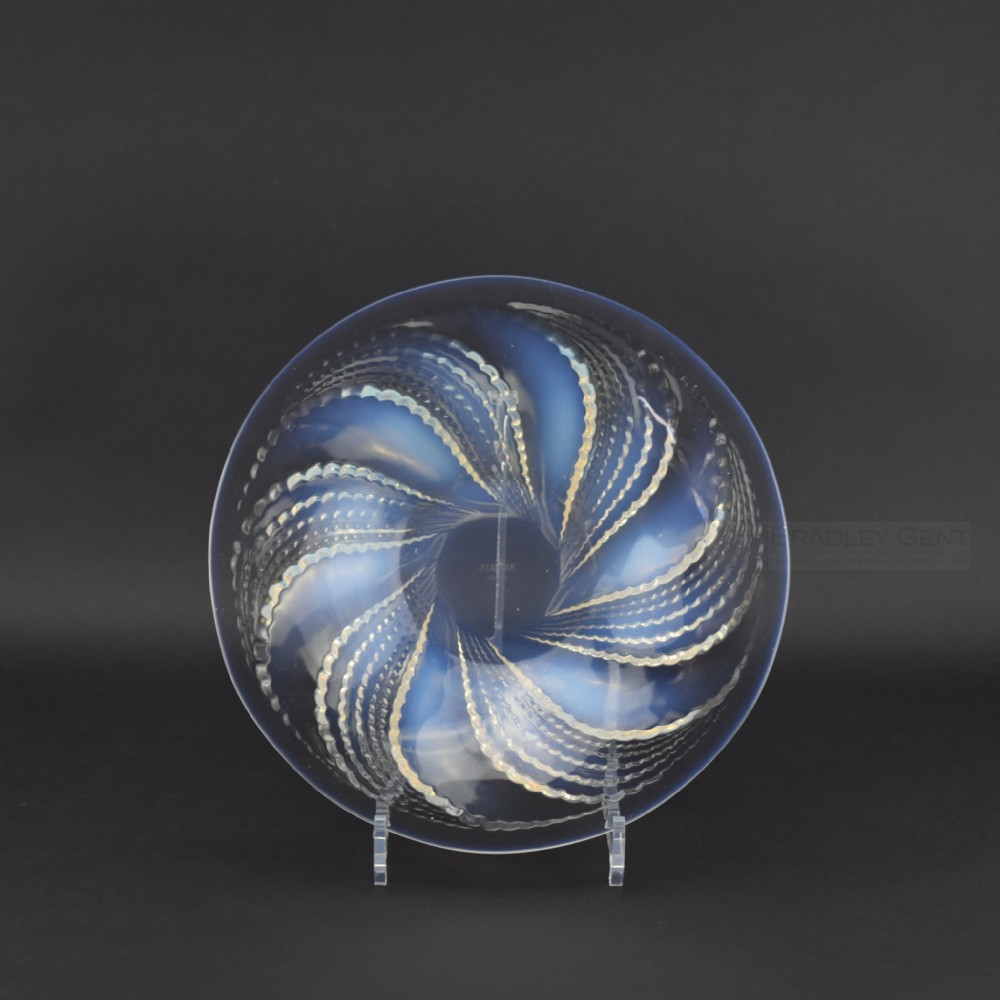 Rene Lalique opalescent Fleurons coupe plate