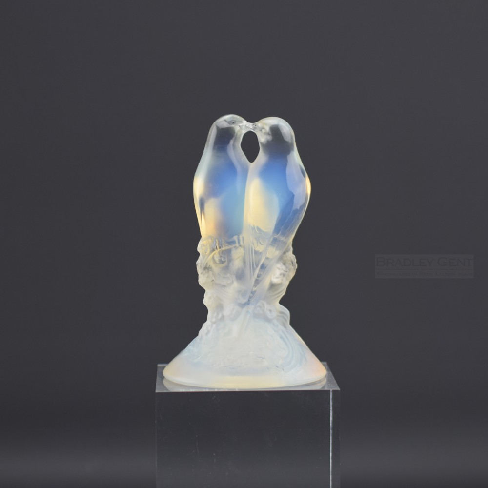 Rene Lalique Deux Tourterelles opalescent glass paperweight C1935