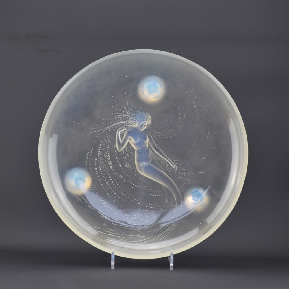 Rene Lalique opalescent Sirene coupe trepied C1920