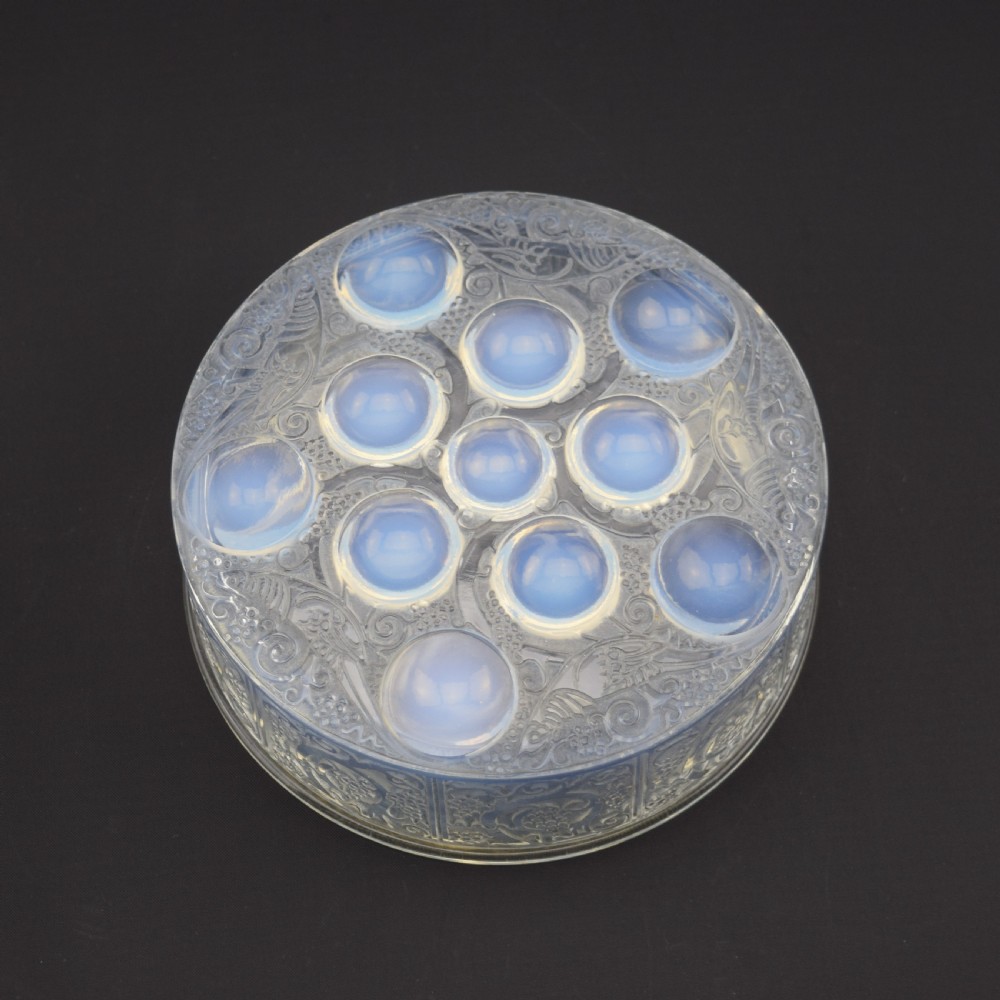 Rene Lalique opalescent Roger box