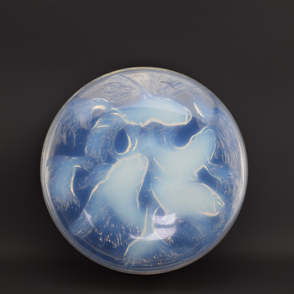 Rene Lalique opalescent Cyprins box C1921