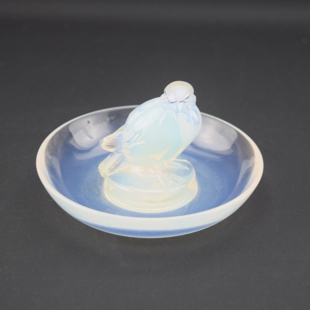 Rene Lalique opalescent glass moineau ashtray C1925